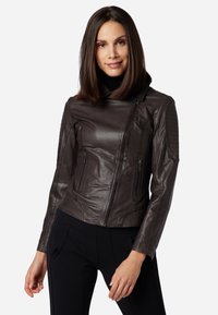 Braune Leder-Motorradjacke mit tailliertem Schnitt, Reißverschlusstaschen, gesteppten Akzenten an den Schultern und einem strukturierten Kragen.