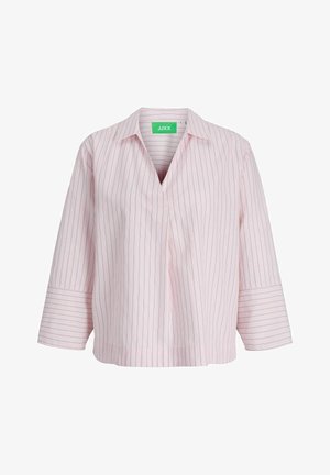 Világos rózsaszín blúz vékony függőleges csíkokkal, V-nyakkivágással, széles mandzsettákkal és kényelmes szabással.