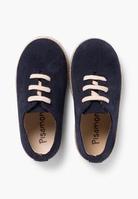 Scarpe in suede blu navy con lacci beige, punta rotonda e suola in corda color naturale. L'interno presenta una soletta con marchio.