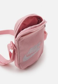 Nike Sportswear HERITAGE UNISEX - Mala a tiracolo - pink glaze/white