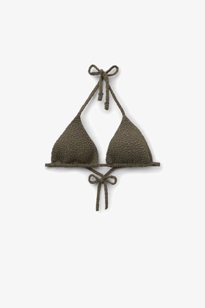 Top de bikini en forma de triángulo de color verde oscuro texturizado con cuello halter y lazos en la espalda, dispuesto plano sobre fondo blanco.