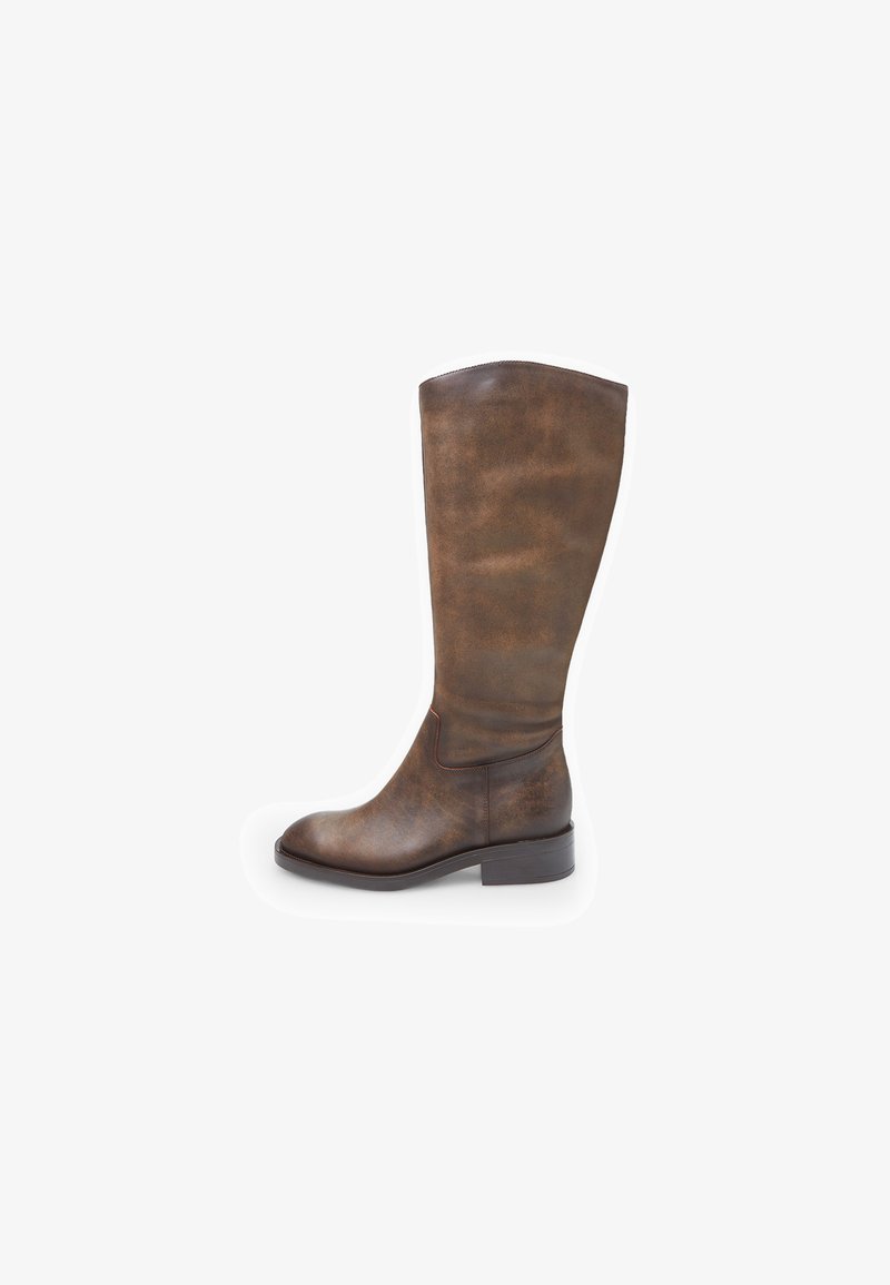 Botte en cuir marron haut de genou avec une texture lisse, bout rond, minimalisme de détails et un petit talon empilé.