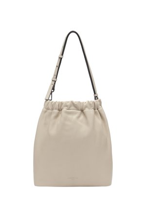 Beige weiche Leder-Beuteltasche mit gerafftem oberen Rand und verstellbarem Schulterriemen, minimalistisches Design, keine sichtbaren Verzierungen.