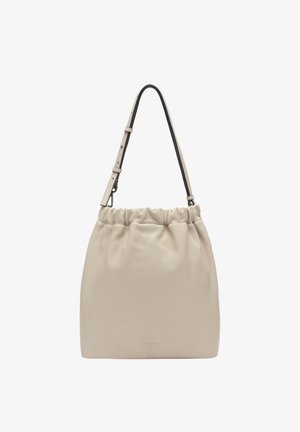 Beige weiche Leder-Beuteltasche mit gerafftem oberen Rand und verstellbarem Schulterriemen, minimalistisches Design, keine sichtbaren Verzierungen.