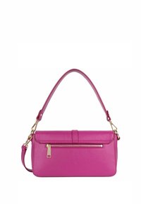 Borsa a tracolla in pelle rosa con forma rettangolare, chiusura a patta e tasca zip anteriore. Presenta una tracolla sottile e dettagli in oro.