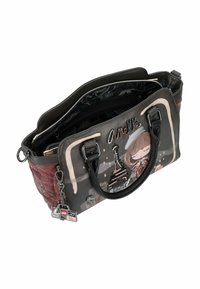 Borsa sintetica nera e bordeaux con texture trapuntata, doppie maniglie, chiusura con zip, con illustrazione e charm decorativi.