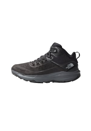 Czarne buty trekkingowe z fakturowaną cholewką, wzmocnionym noskiem i szarym outsolem. Charakteryzują się sznurowanym zapięciem i wyściełanym kołnierzem wokół kostki.