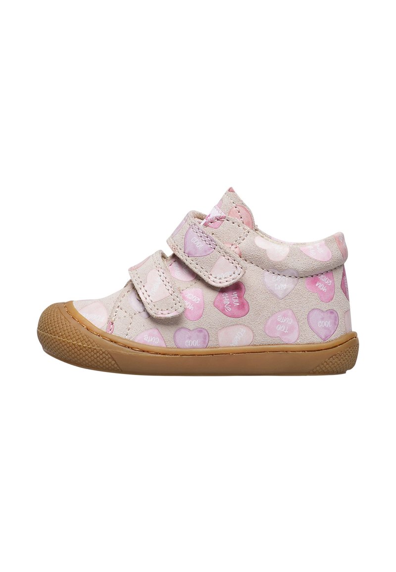 Scarpa da ginnastica per bambino in rosa con due strap in velcro, decorata con cuoricini multicolori e parole positive, e una suola in gomma marrone.