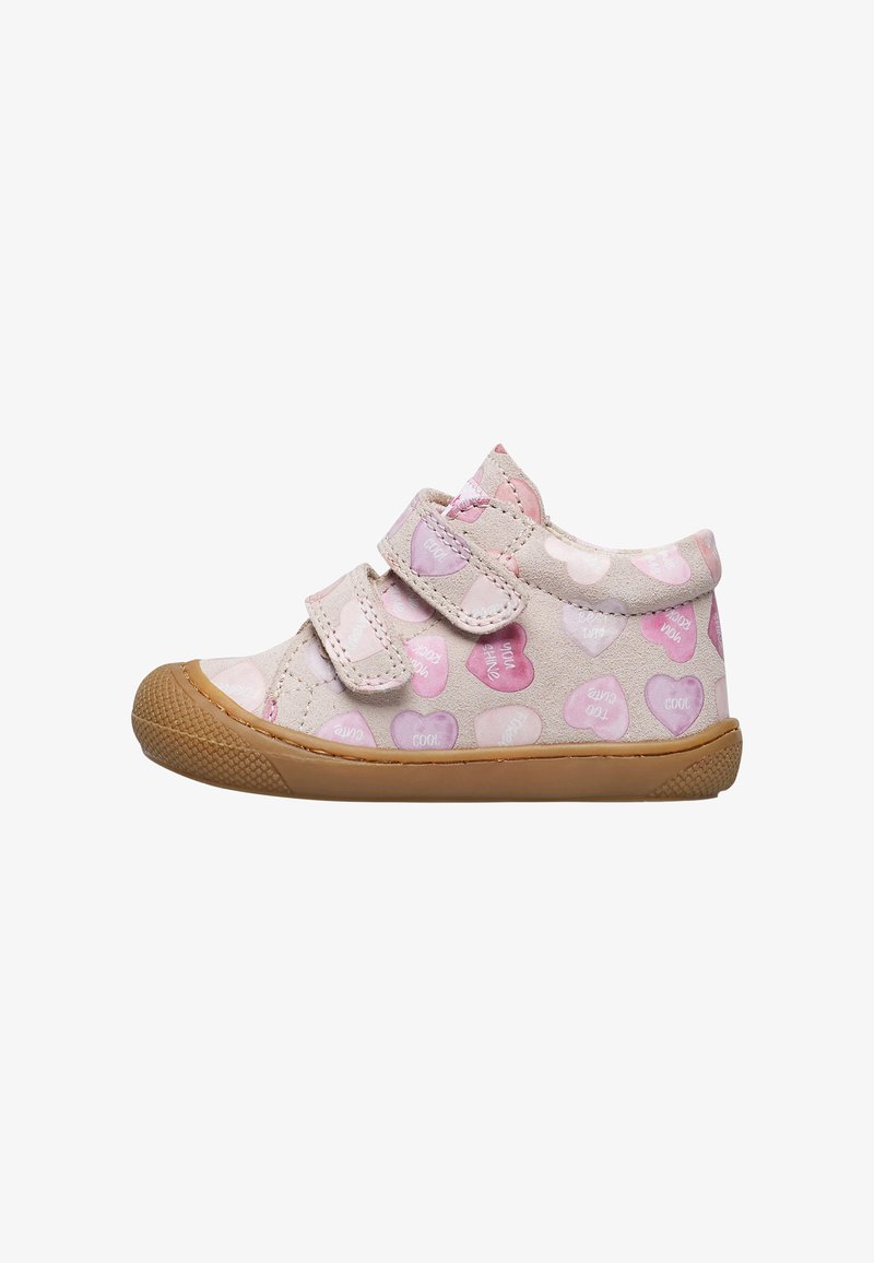 Sneakers roses pour tout-petits avec deux bandes velcro, recouverts de motifs de cœurs multicolores et de mots positifs, avec une semelle en caoutchouc marron.