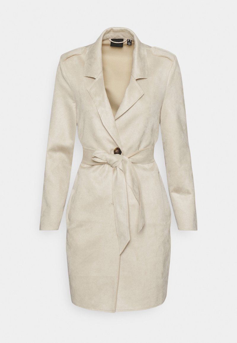 Beige mockasinsviat blazern med slagkrage, långa ärmar, en enkel knappstängning och ett bundet bälte i midjan; slät textur.