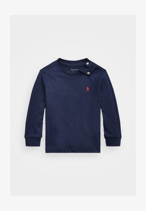 Camiseta de manga larga azul marino fabricada en suave algodón, con cierre de presión en el hombro y un pequeño logo rojo en el pecho.