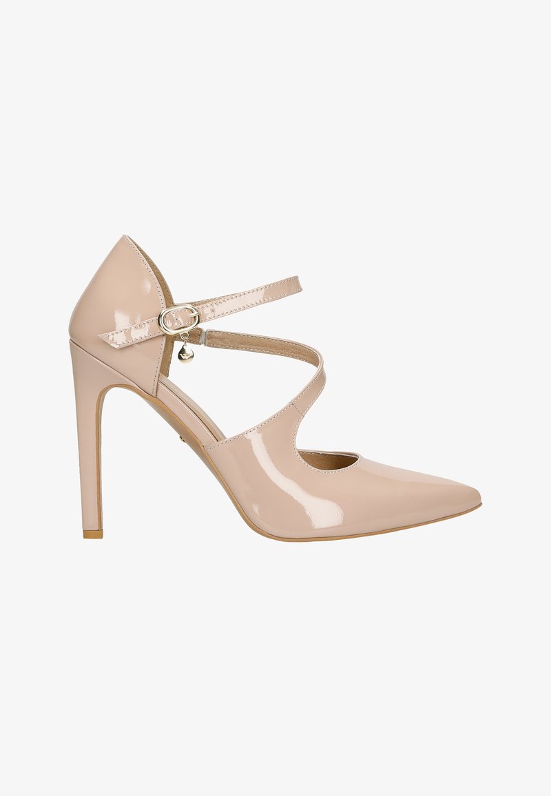 Escarpin en cuir verni beige avec bout pointu, côté découpe et bride de cheville réglable ornée d'un charm décoratif.