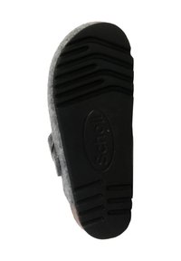 Chausson en feutre gris avec une semelle en caoutchouc noir texturé, présentant des lignes courbes et des rainures pour l'adhérence, ainsi qu'une fermeture velcro sur le côté.