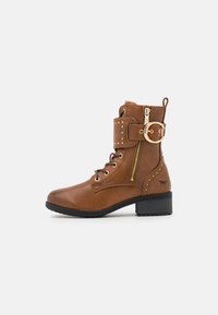 Stivaletto in pelle marrone con hardware dorato, zip laterale, lacci, cinturino borchiato e tacco nero chunky. Presenta un piccolo dettaglio del logo.