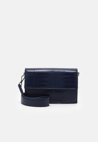 Granatowa torebka w fakturę krokodyla z odpinanym paskiem, o prostokątnym kształcie i zapięciu na zamek błyskawiczny, z gładkim, błyszczącym wykończeniem.