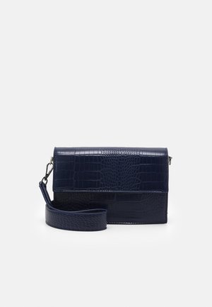 Navyblå håndtaske med krokodillemønster, aftagelig rem, rektangulær form og lynlåslukning, med en glat, blank overflade.