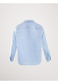 Lichtblauw overhemd met lange mouwen, gezien vanuit de rug, met een klassieke kraag en knoopmanchetten, eenvoudig ontwerp op een witte achtergrond.