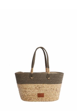 Bolsa tote tejida con patrón de rayas diagonales en natural y negro, dos asas y una parche rectangular de cuero marrón en el frente.