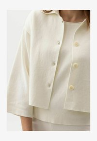 Nevybráno, off white