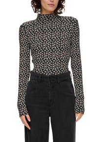 Czarny długi rękaw golf z wzorem w panterkę w kremowym i różowym kolorze, wykonany z miękkiego, elastycznego materiału, zestawiony z czarnymi spodniami jeansowymi z wysokim stanem.