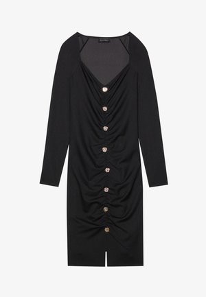 Czarna sukienka z długimi rękawami, głębokim dekoltem w kształcie litery V, marszczeniem z przodu oraz ozdobnymi guzikami na środku. Gładki materiał z dopasowanym krojem.
