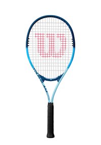 Raquette de tennis bleue avec un cordage à motif en grille et un logo "W" rouge. Elle présente une poignée en caoutchouc noir et un design de cadre bleu clair.