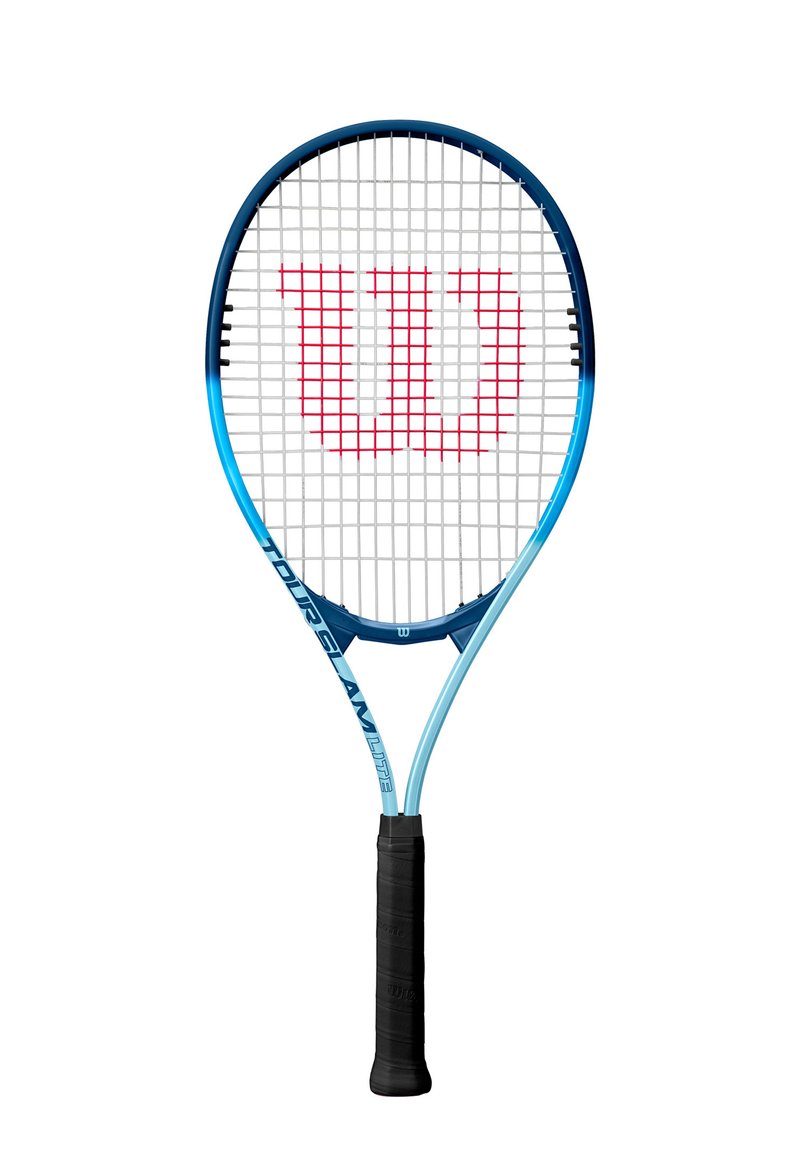 Raquette de tennis bleue avec un cordage à motif en grille et un logo "W" rouge. Elle présente une poignée en caoutchouc noir et un design de cadre bleu clair.