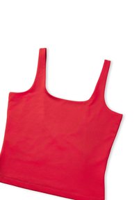 Top corto rojo con tirantes finos y rectos, hecho de una tela suave y elástica. Presenta un escote cuadrado y un diseño ajustado.