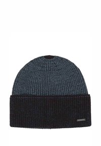 Gestrickte Mütze in Dunkelblau und Schwarz mit umgeschlagenem Bündchen, strukturiertem Stoff und kleinem metallischem Logostreifen an der Seite.