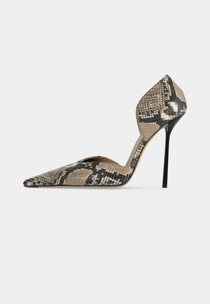 Zapato de tacón de aguja con punta afilada con patrón de piel de serpiente en beige y negro y diseño lateral abierto.