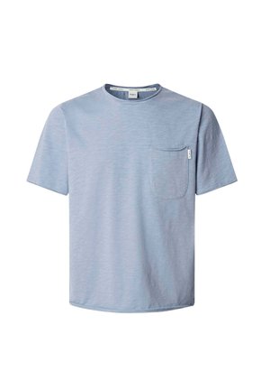 Camiseta de manga corta azul clara, hecha de una tela suave, que presenta un bolsillo en el pecho y un cuello redondo con un ajuste relajado.