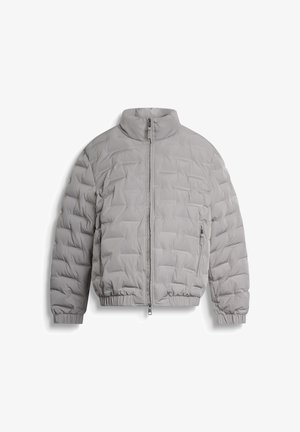 Doudoune grise avec un col haut, texture matelassée, fermeture éclair et poignets élastiques. Dispose d'une poche latérale pour le rangement.