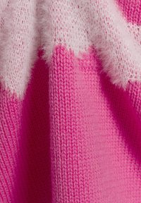 Roze gebreide trui met een fuzzy lichtroze halslijn en een opvallend roze lijf. De textuur is zacht met een geribd ontwerp.