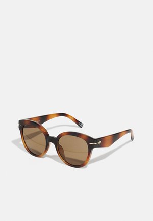 Le Specs Work It Sunglasses - Dark Tort / Smoke Mono Polarised - Tortoise Black Le Specs Work It Sunglasses - Dark Tort / Smoke Mono Polarised - Tortoise Black