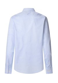 Camisa de manga larga en tejido azul claro. Presenta un cuello clásico y puños con botón, con una textura suave y sin patrones ni adornos.