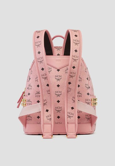 Zaino in pelle rosa con motivo logo MCM, spallacci regolabili doppi, dettagli in metallo dorato e tasca laterale con zip. Finitura testurizzata.