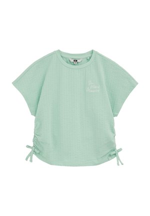 Zelenkavé textúrované tričko s krátkym rukávom, okrúhlym výstrihom, bočnými šnúrkami a malým bielym nápisom na ľavej strane hrudníka.