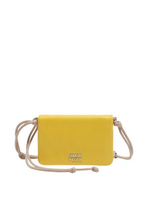 Bolso bandolera rectangular amarillo con correa ajustable beige y logo plateado "BIMBA Y LOLA" en el frente.