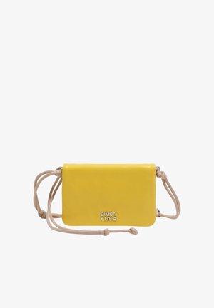 Żółta prostokątna torba na ramię z beżowym regulowanym paskiem i srebrnym logo „BIMBA Y LOLA” z przodu.