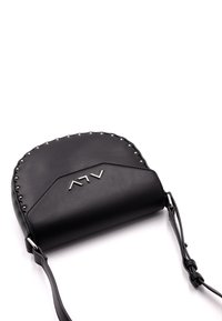Borsa a tracolla nera con dettagli borchiati lungo il bordo superiore, base piatta, materiale in pelle e un accento con logo argentato sulla parte anteriore.