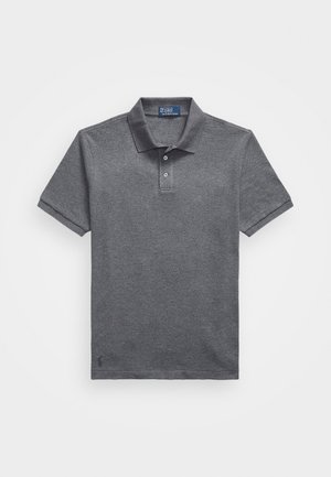 Pelēka polo krekla ar īsām piedurknēm, locīto apkakli, trīs pogām un smalku tekstūru. Uz krekla apakšējā kreisajā stūrī ir neliela logo.