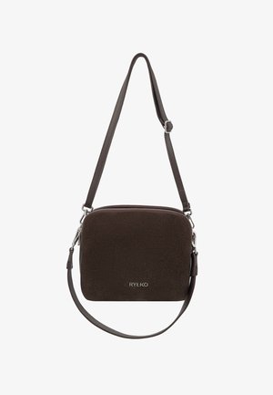 Ciemnobrązowa prostokątna torebka na ramię z regulowanym skórzanym paskiem i srebrnym zamkiem błyskawicznym, z logo "RYŁKO" z przodu.