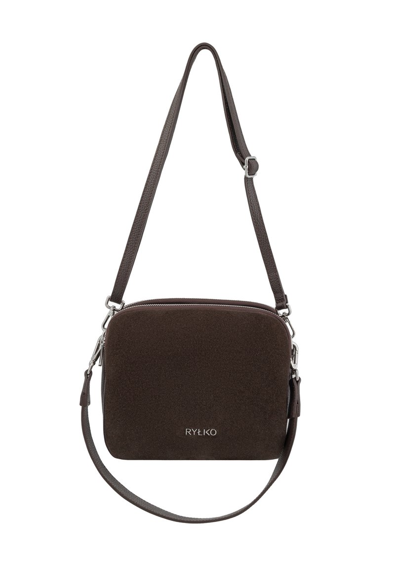 Borsa crossbody rettangolare di colore marrone scuro con tracolla in pelle regolabile e zip argentata, con il logo "RYŁKO" sul davanti.