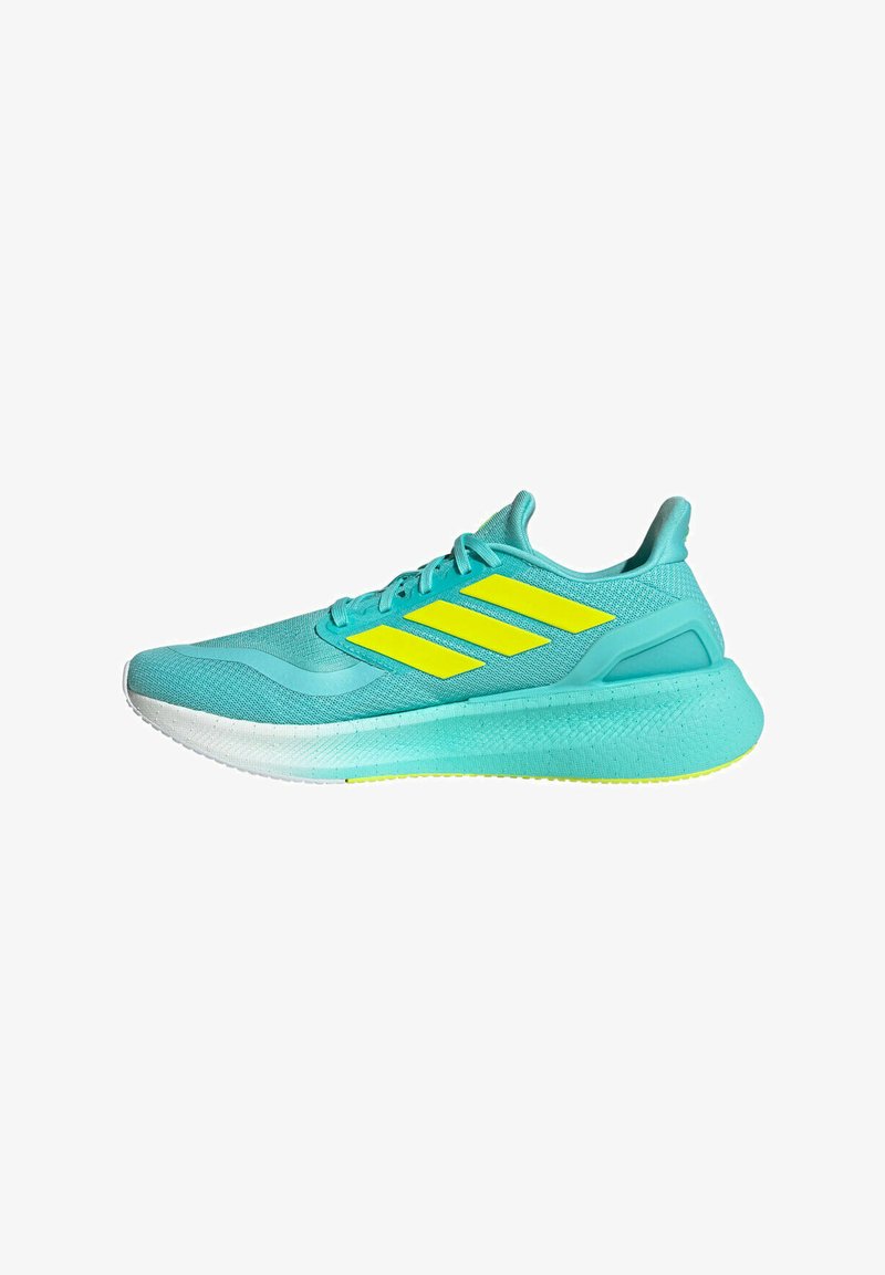Baskets de sport bleu clair avec des accents jaunes. Présentent un dessus en maille texturée, une semelle rembourrée et un design élégant et incurvé.