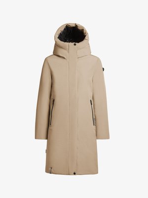 Béžový kabát dĺžky po kolená s vysokým golierom a veľkou kapucňou, vybavený čiernymi zipsovými vreckami, hladkou látkou a minimalistickými dizajnovými prvkami.