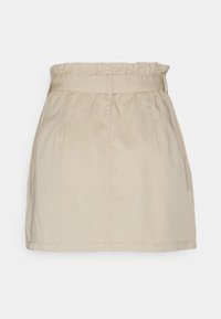 Beżowa bawełniana spódnica z elastycznym ściągaczem w pasie i prostym przodem. Charakteryzuje się prostym krojem i gładką teksturą. Prosty design bez wzorów.