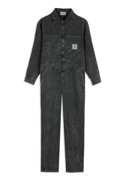 Dunkelgrauer Denim-Overall mit langen Ärmeln, vorderem Reißverschluss, zwei Brusttaschen, Seitentaschen und einem Logo-Patch auf der linken Tasche.