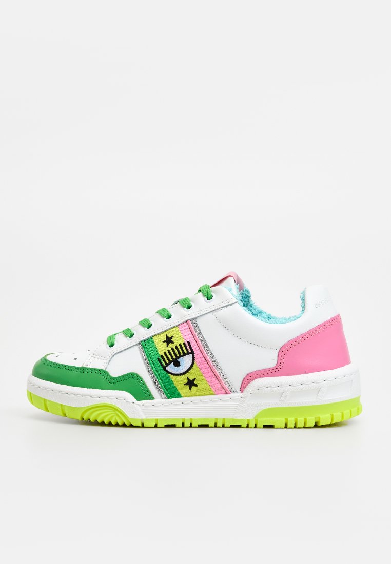 Zapatilla multicolor con detalles en blanco, verde, rosa y amarillo neón. Presenta un forro suave, un gráfico decorativo de un ojo y acentos de estrellas.