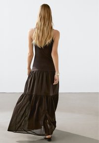 Massimo Dutti LONG STRAPPY HALTER NECK - Maxiklänning - brown