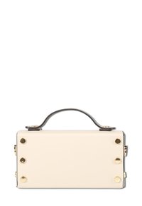 Rechteckige beige Handtasche mit schwarzem Griff und goldenen Nieten-details auf der Vorderseite und den Seiten, vor weißem Hintergrund dargestellt.